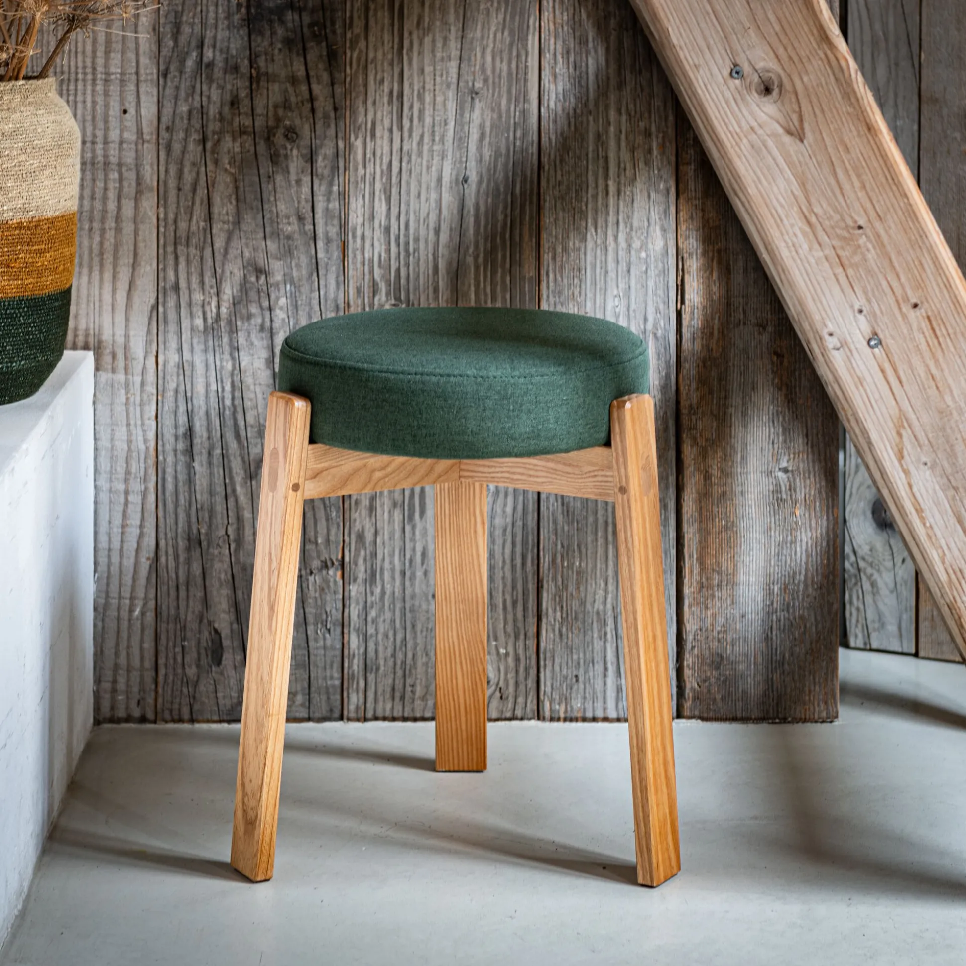 Tabouret bas en bois de frêne et tissu H45cm - vert cèdre