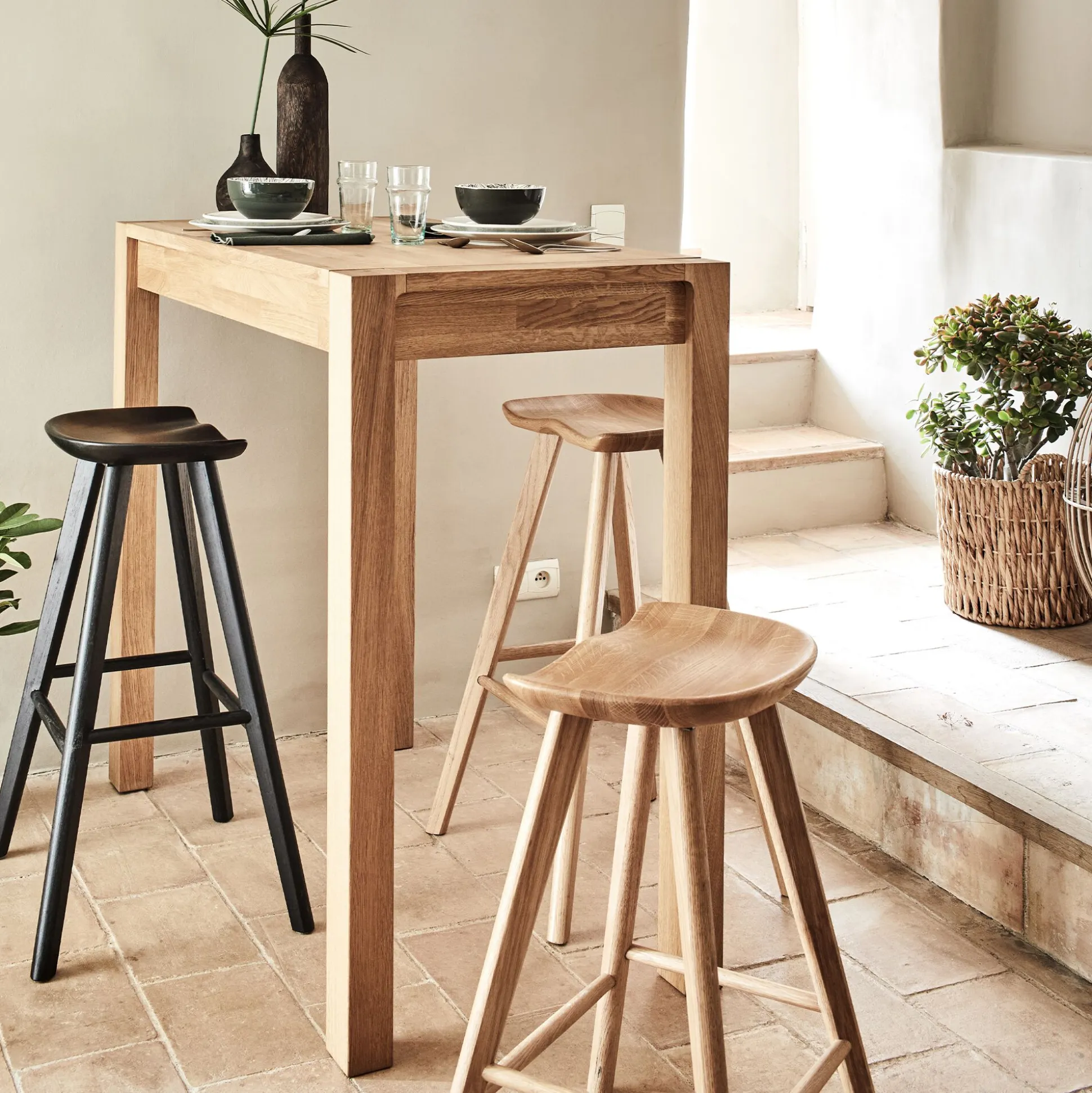 Tabouret haut en chêne massif H66cm - noir