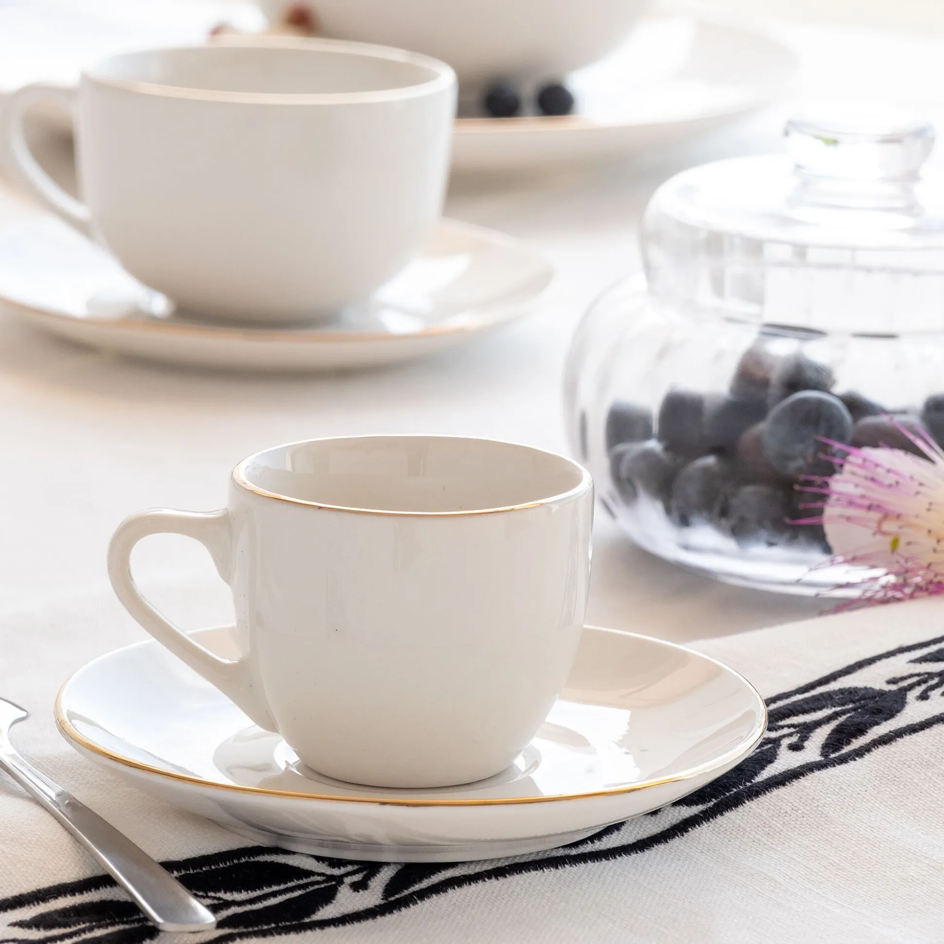 Tasse et sous-tasse en porcelaine avec liseré doré D8cm - blanc
