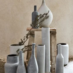 Vase bouteille en polystone effet béton H24cm - gris clair