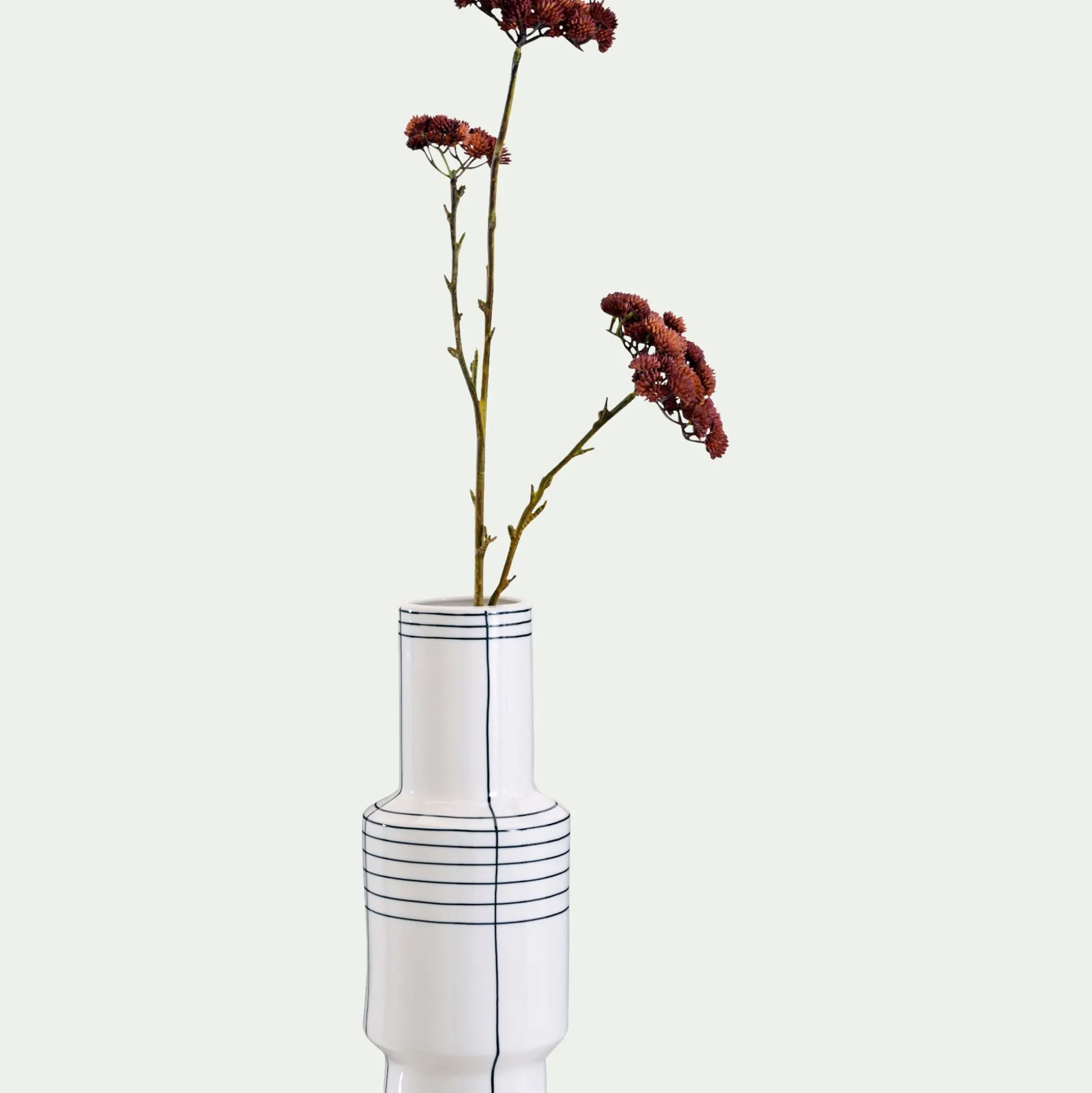 Vase contemporain en céramique à rayures H35cm - blanc