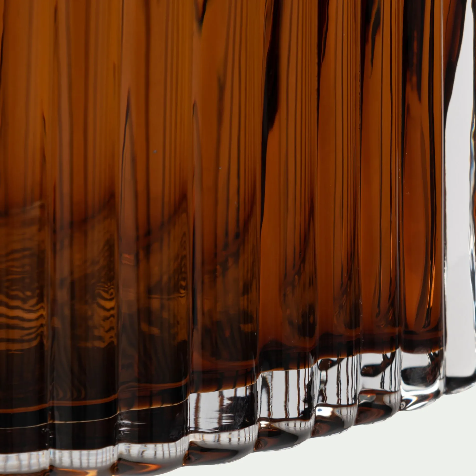 Vase contemporain en verre strié H26cm - marron